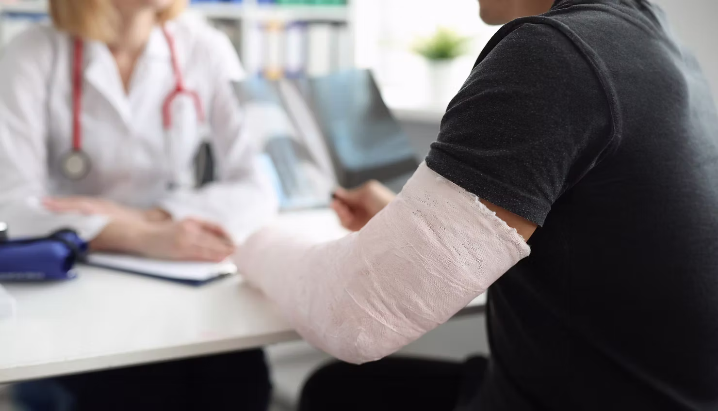 złamanie ręki gips - konsultacja lekarska regeneracja po złamaniu jak przyspieszyć gojenie
