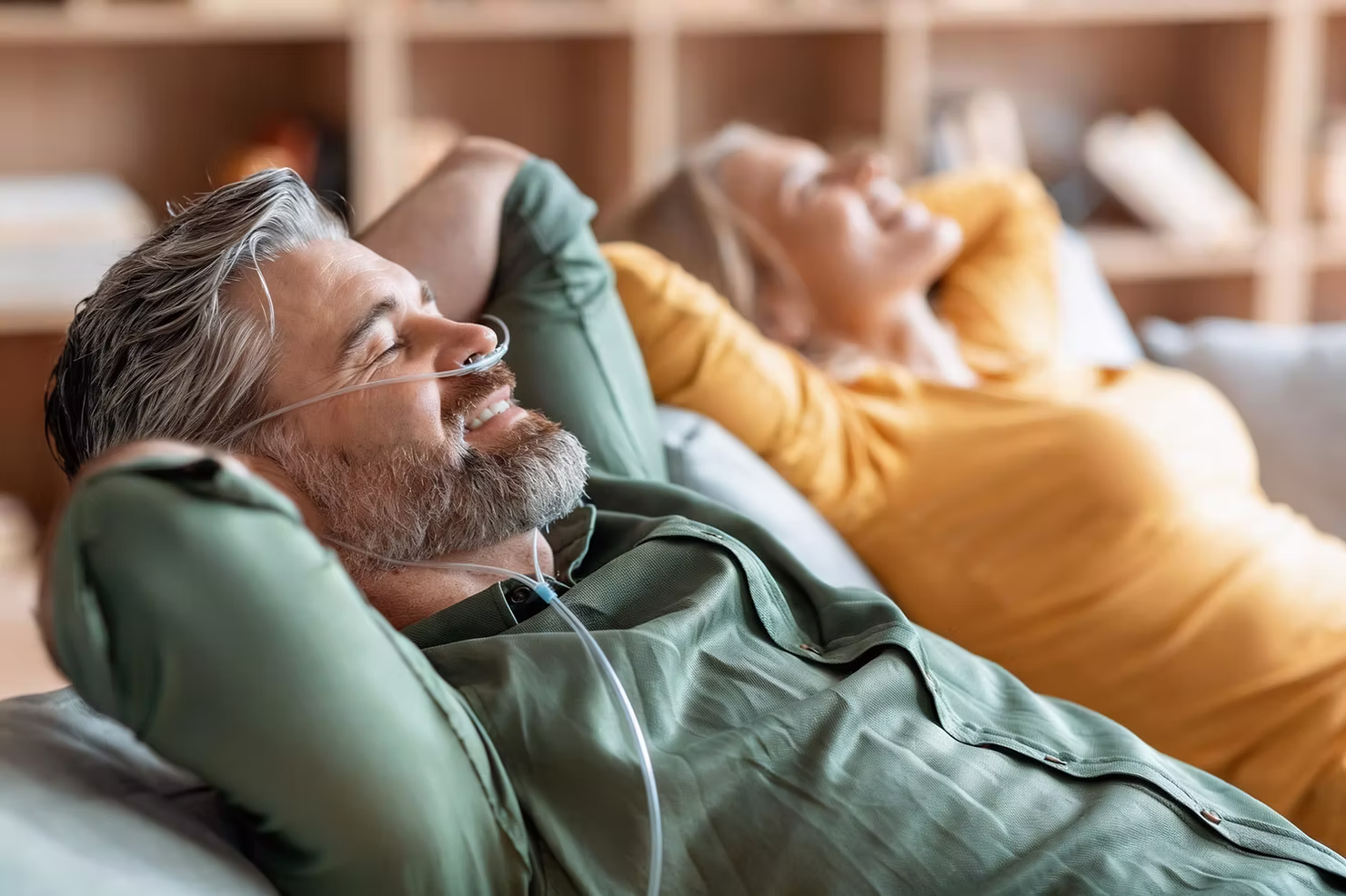urządzenia do longevity - para stosująca inhalacje wodorem molekularnym H2 w domu